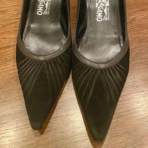 Ferragamo leather/suede pumps